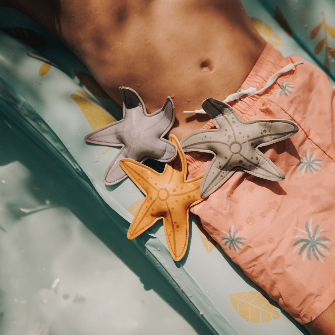 opduik-speelgoed-sea-stars-swim-essentials-1